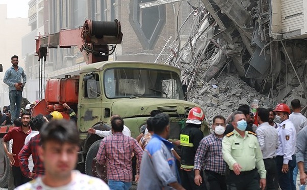 نجات ۳۲ نفر از گرفتارشدگان زیر آوار ساختمان آبادان نجات ۳۲ نفر از گرفتارشدگان زیر آوار ساختمان آبادان