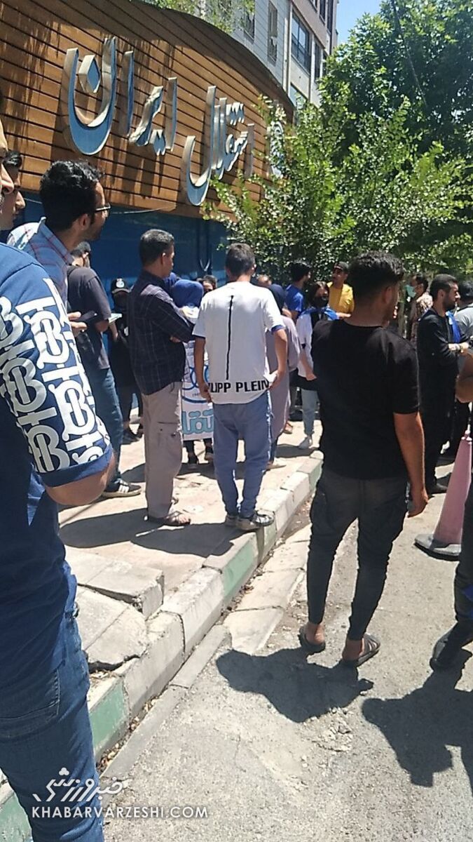 تجمع اعتراضی هواداران استقلال مقابل باشگاه +عکس