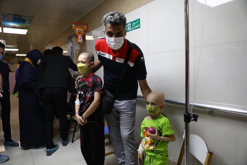 عادل فردوسی‌پور در جمع مبتلایان به سرطان + عکس