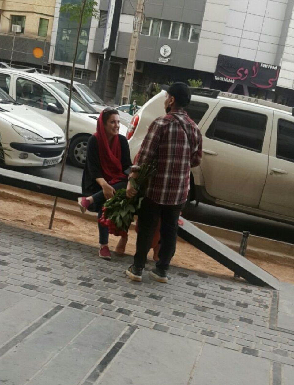 تصویری از دختر گلفروش با لباس مردانه دختر گلفروش