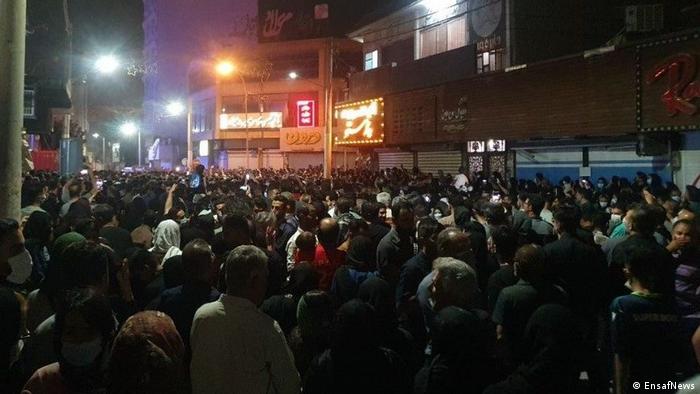 شلیک گاز اشک‌آور و تیرهوایی پلیس به تجمع اعتراضی مردم آبادان!