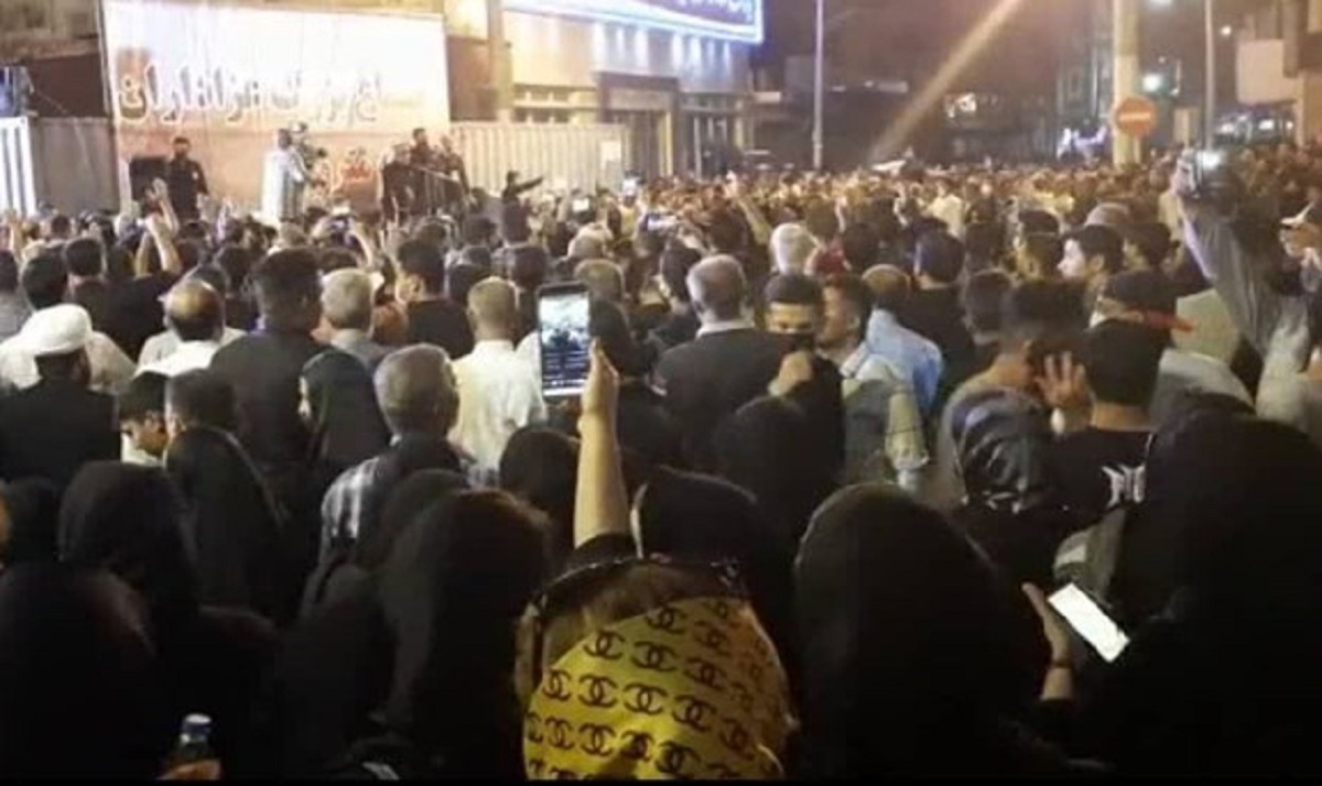 خبرگزاری فارس: عده‌ای در آبادان با شعار دادن، مانع سخنرانی نماینده مجلس خبرگان شدند/ برخی دوربین صداوسیما را پایین کشیدند/ پلیس مردم را مجبور به ترک چهارراه امیری کرد