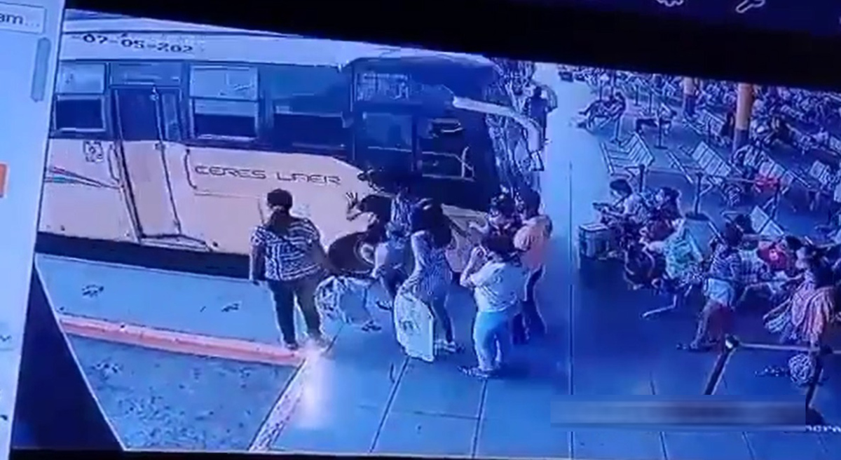 اتوبوسی که مسافران منتظر در ایستگاه را زیر گرفت! +فیلم اتوبوسی که مسافران منتظر در ایستگاه را زیر گرفت! +فیلم