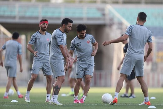 تمرین سبک پرسپولیس با پا به توپ شدن گل‌محمدی و باقری