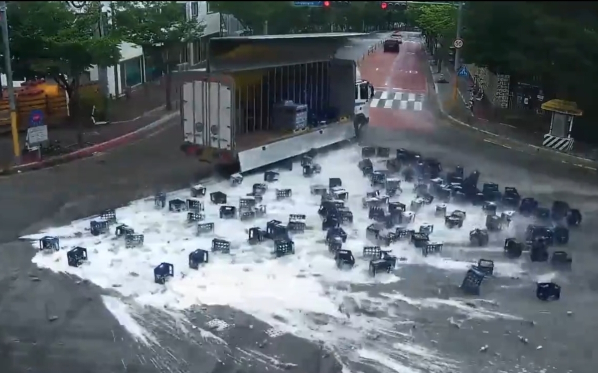 کمک مردم پس از سقوط دو هزار بطری نوشیدنی در جاده +فیلم