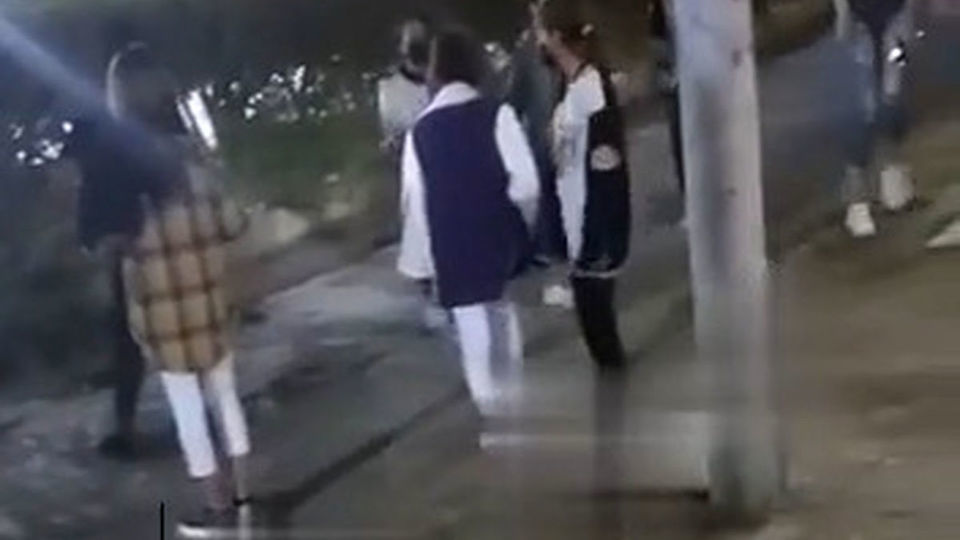 قمه‌کشی دختران نوجوان در پارک بوشهر +فیلم