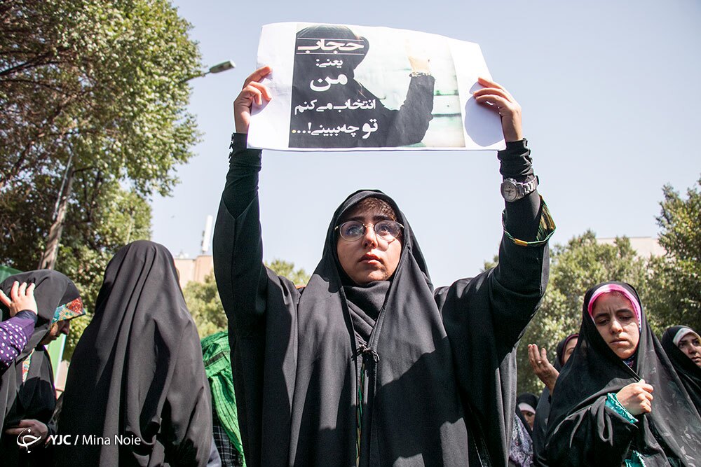 رسانه اصولگرا: برای چادر مشکی بانوان یارانه اختصاص دهید