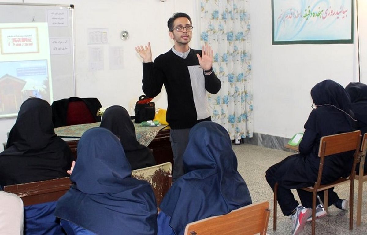 تدریس معلمان مرد در دبیرستان‌های دخترانه