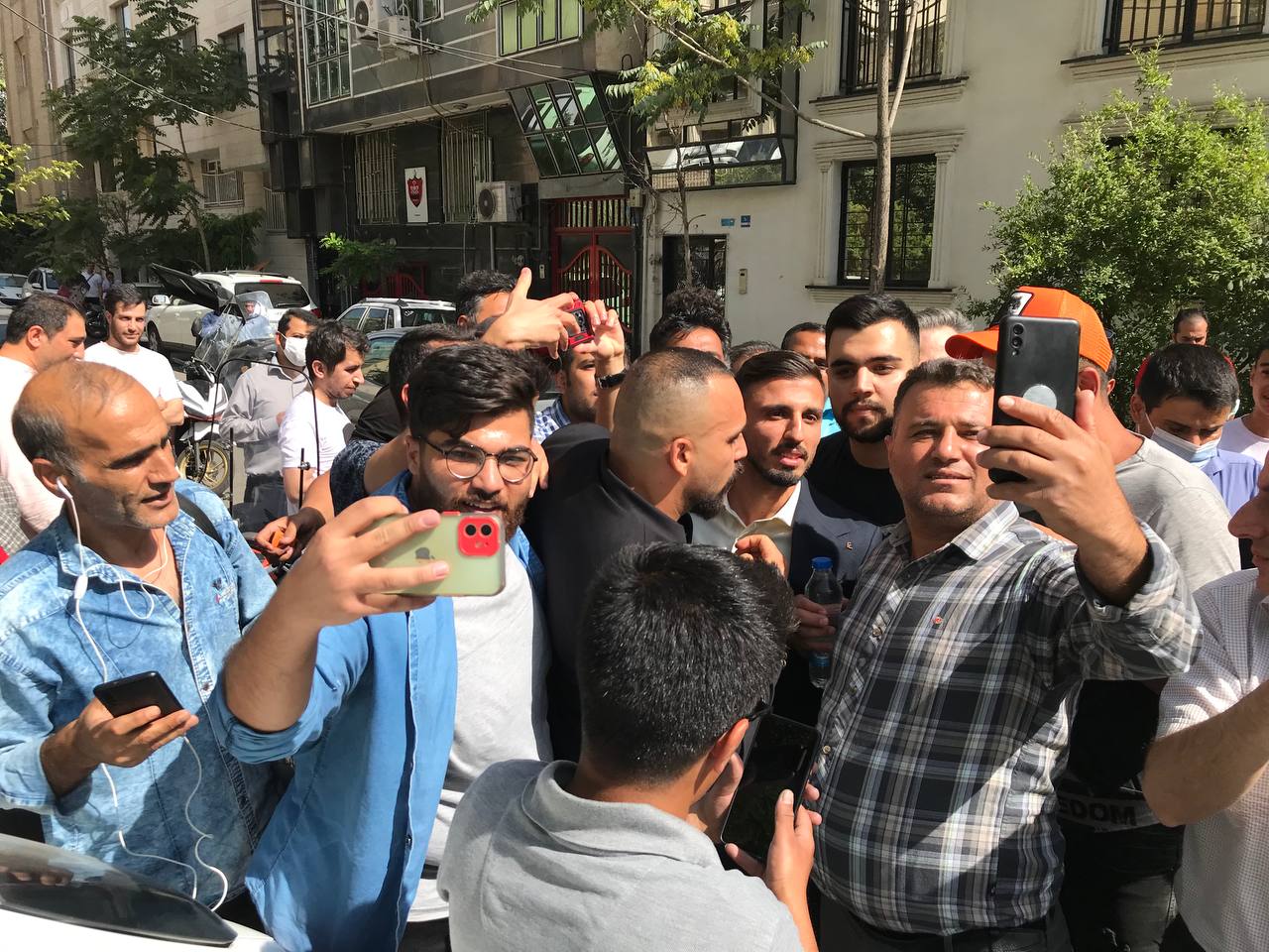 سعید صادقی در محاصره سلفیبگیرهای پرسپولیس! + عکس سعید صادقی در محاصره سلفیبگیرهای پرسپولیس! + عکس