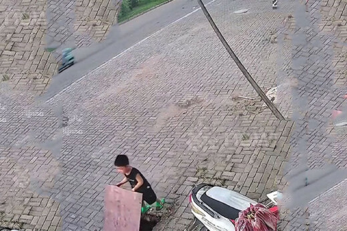 سرعت عمل در نجات کودک از مرگ حتمی +فیلم