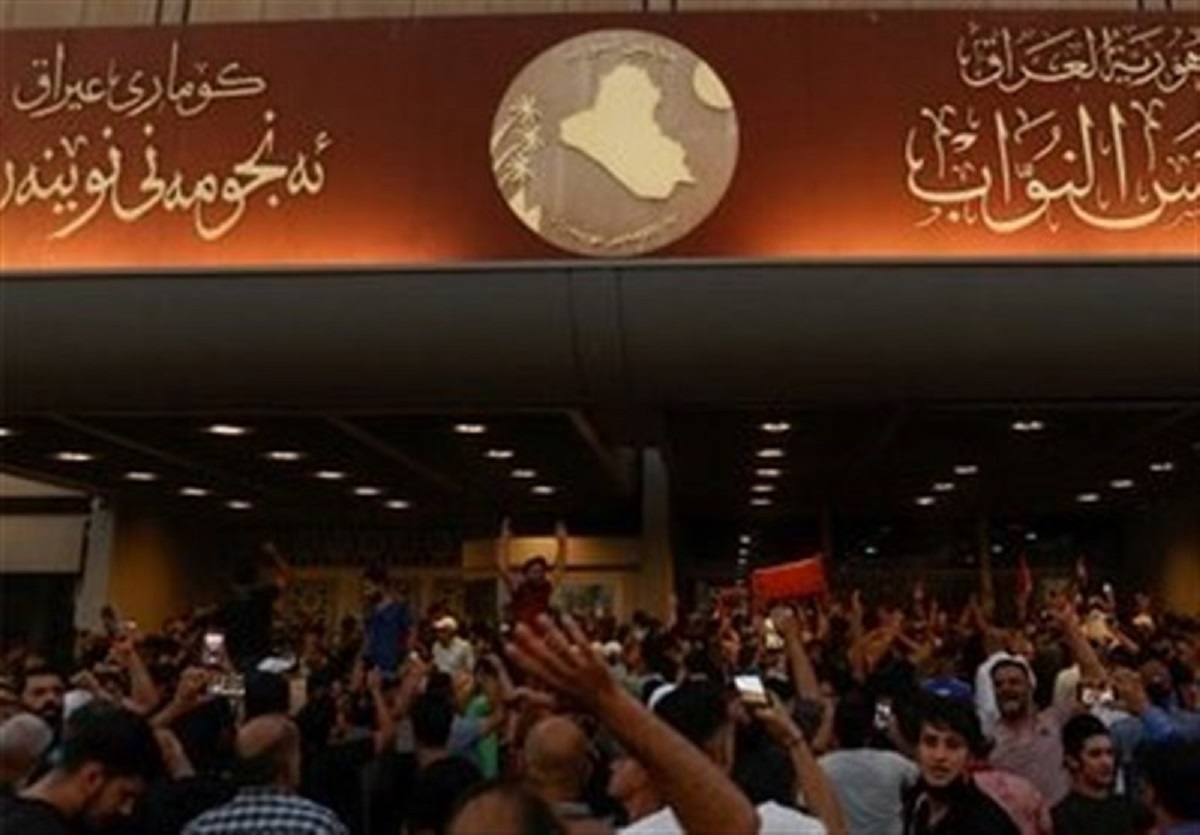 فروش شلوار راحتی وسط پارلمان عراق توسط دستفروش! +فیلم