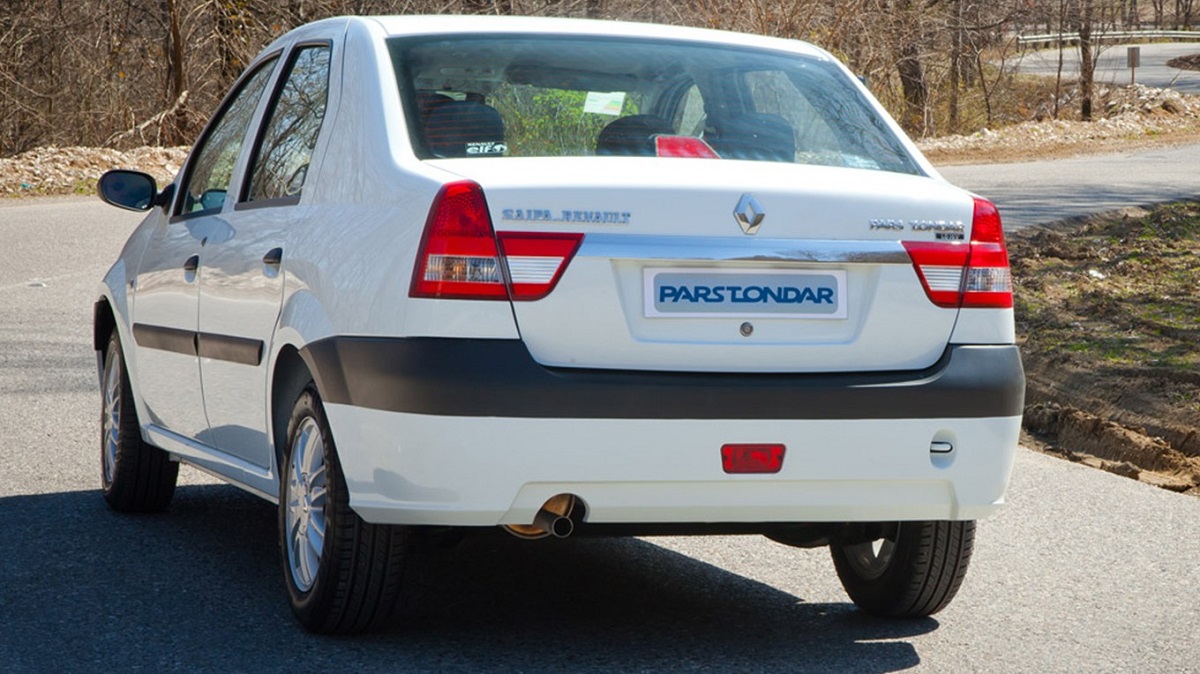 دراز کشیدن یک زن روی شیشه ماشین دراز کشیدن یک زن روی شیشه ماشین