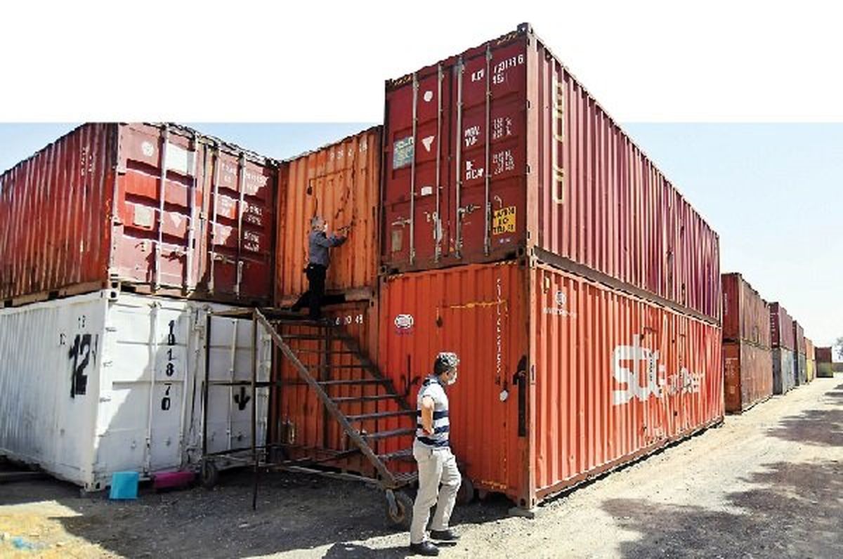 لحظه باز شدن پلمب کانتینر‌های رها شده در بوشهر بعد از ۱۳ سال +فیلم