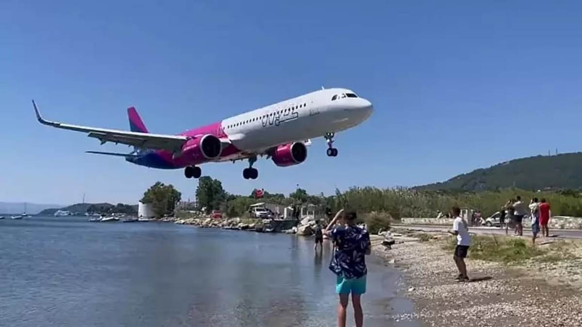 فرود ترسناک هواپیما در یونان در چند قدمی گردشگران! +فیلم