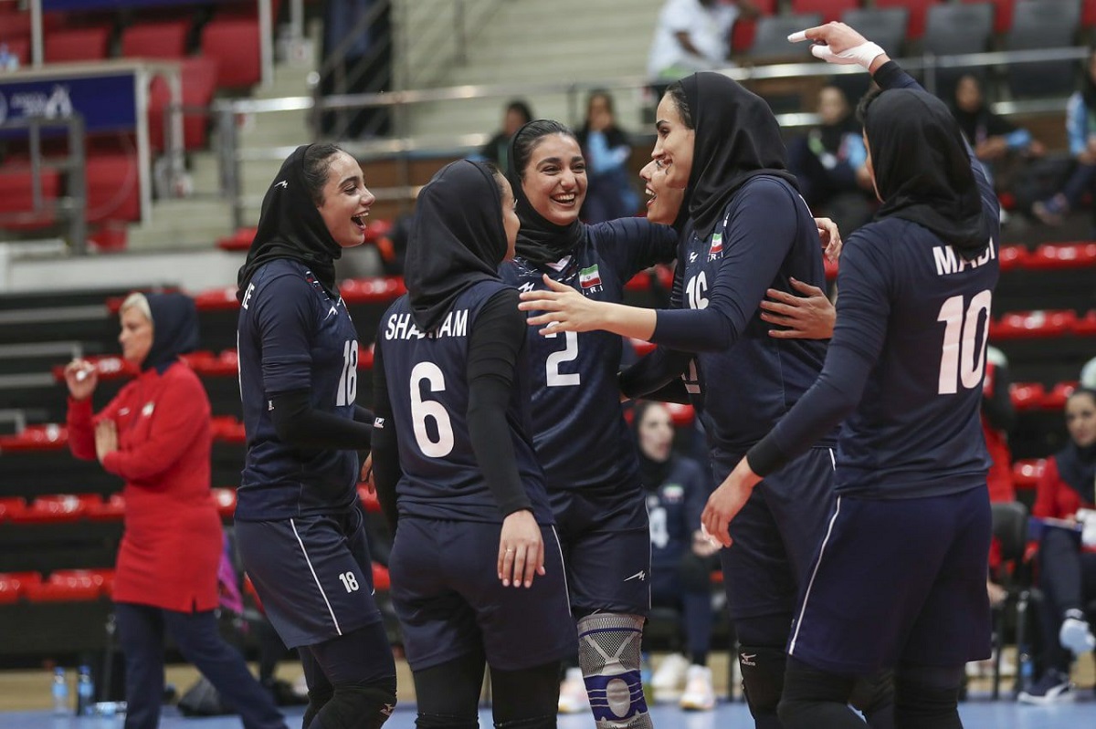 خوشحالی دختران والیبال ایران پس از شکستن طلسم ۵۶ ساله +فیلم