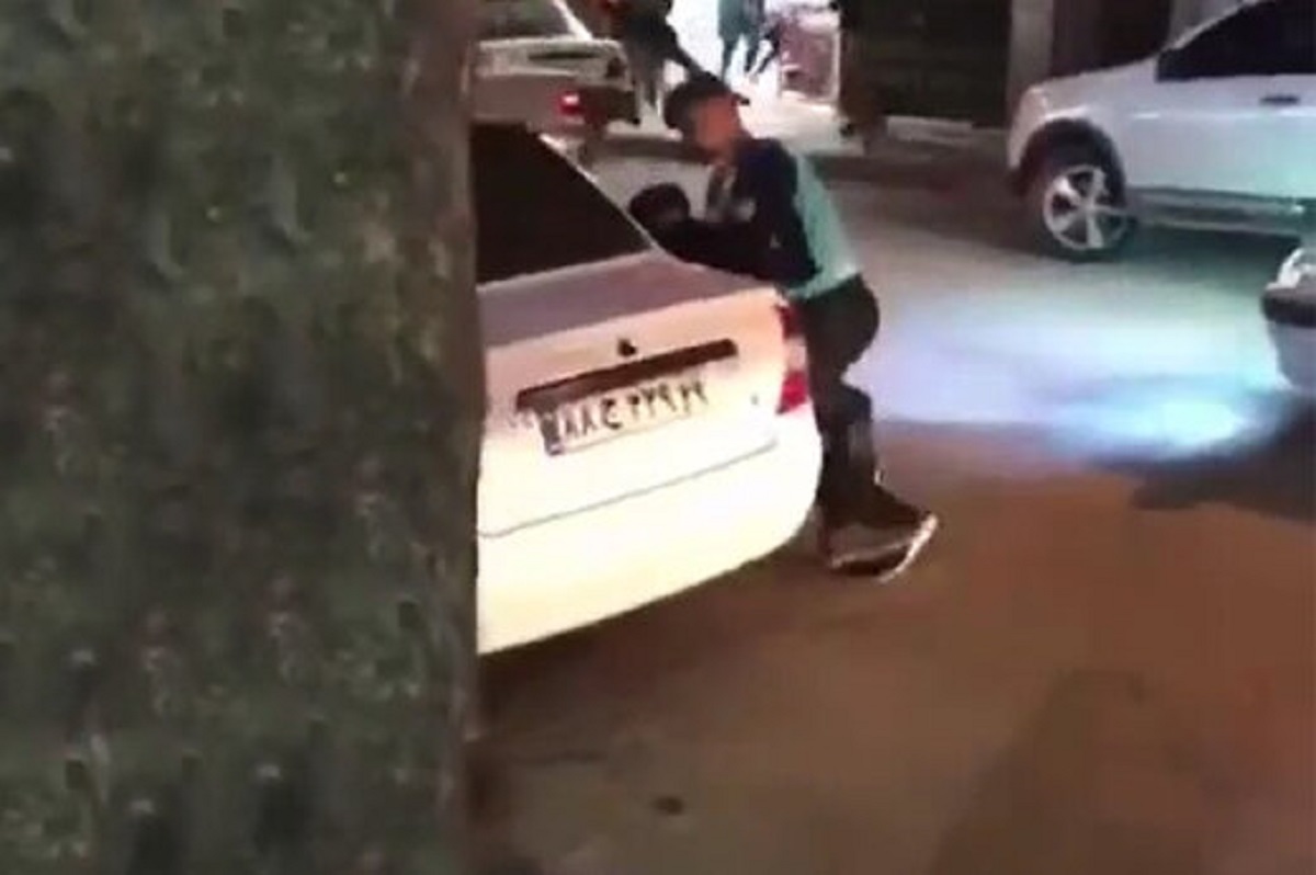 دعوای خشونت‌آمیز دو پسر جوان در خیابان‌/ حاوی صحنه خشن +فیلم