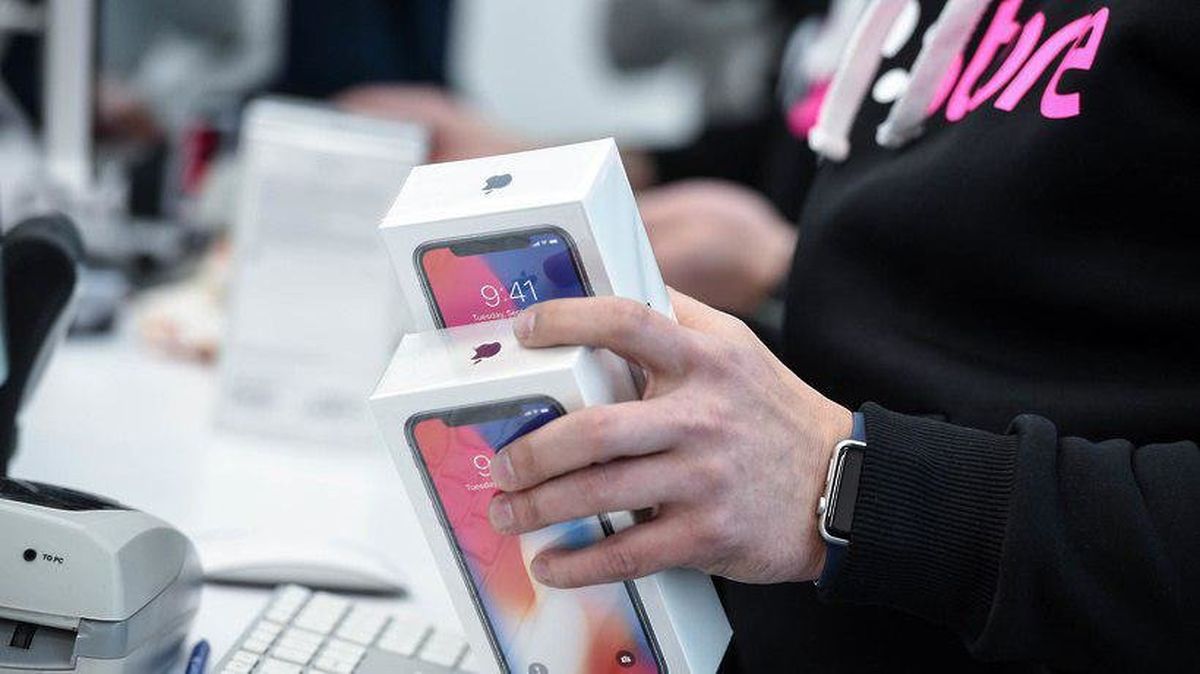 نگرانی واردکنندگان موبایل/ بازار در انتظار تصمیم وزارت صمت نگرانی واردکنندگان موبایل/ بازار در انتظار تصمیم وزارت صمت