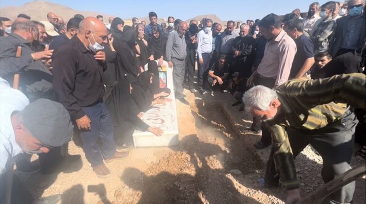مجید عبدالباقی در کنار برادرش به خاک سپرده شد +فیلم