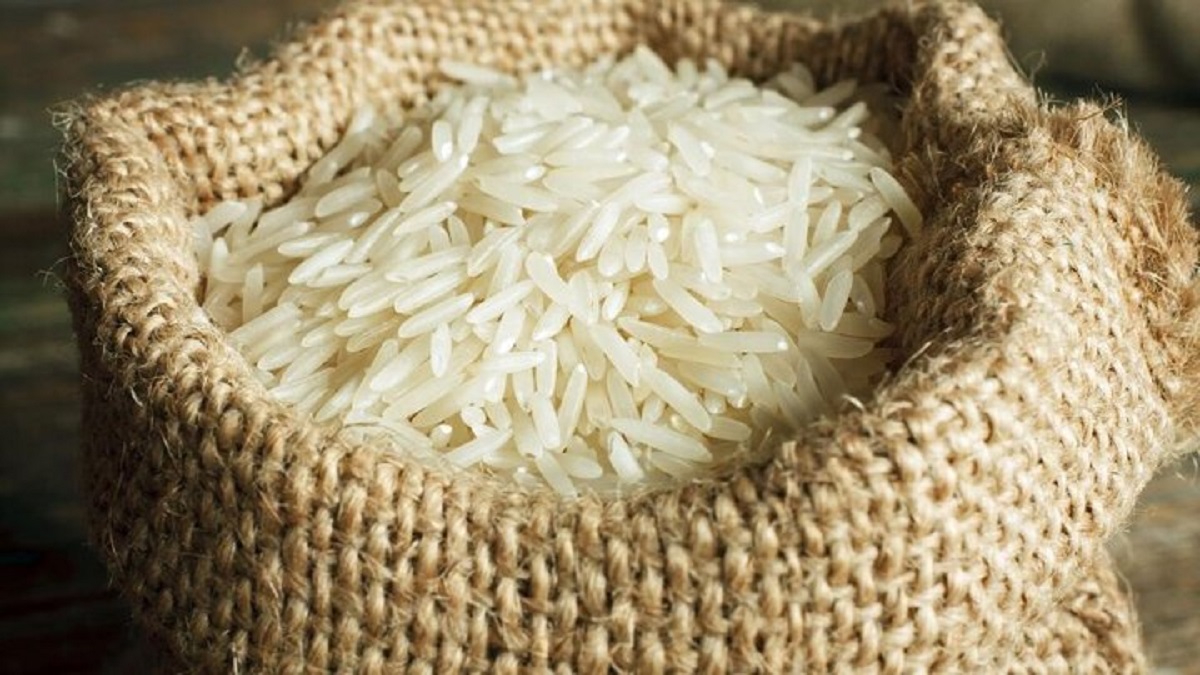 برنج‌های وارداتی در گمرک زاهدان غرق در آب! +فیلم