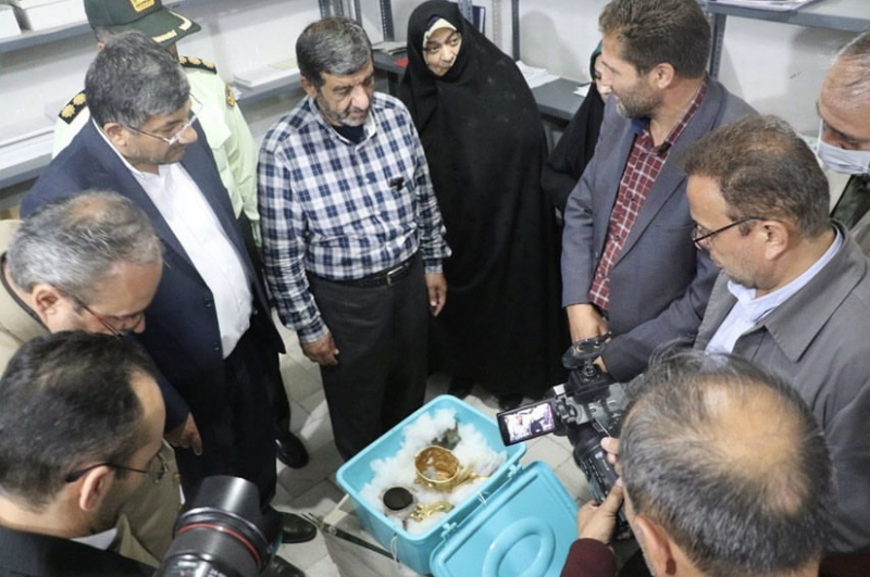 نگهداری از جام زرین مشکینشهر در سبد نانِ با محافظ پنبه +عکس نگهداری از جام زرین مشکینشهر در سبد نانِ با محافظ پنبه +عکس