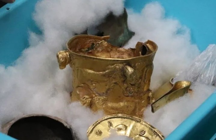 نگهداری از جام زرین مشکینشهر در سبد نانِ با محافظ پنبه +عکس نگهداری از جام زرین مشکینشهر در سبد نانِ با محافظ پنبه +عکس