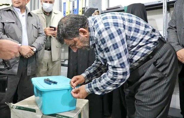 نگهداری از جام زرین مشکینشهر در سبد نانِ با محافظ پنبه +عکس نگهداری از جام زرین مشکینشهر در سبد نانِ با محافظ پنبه +عکس