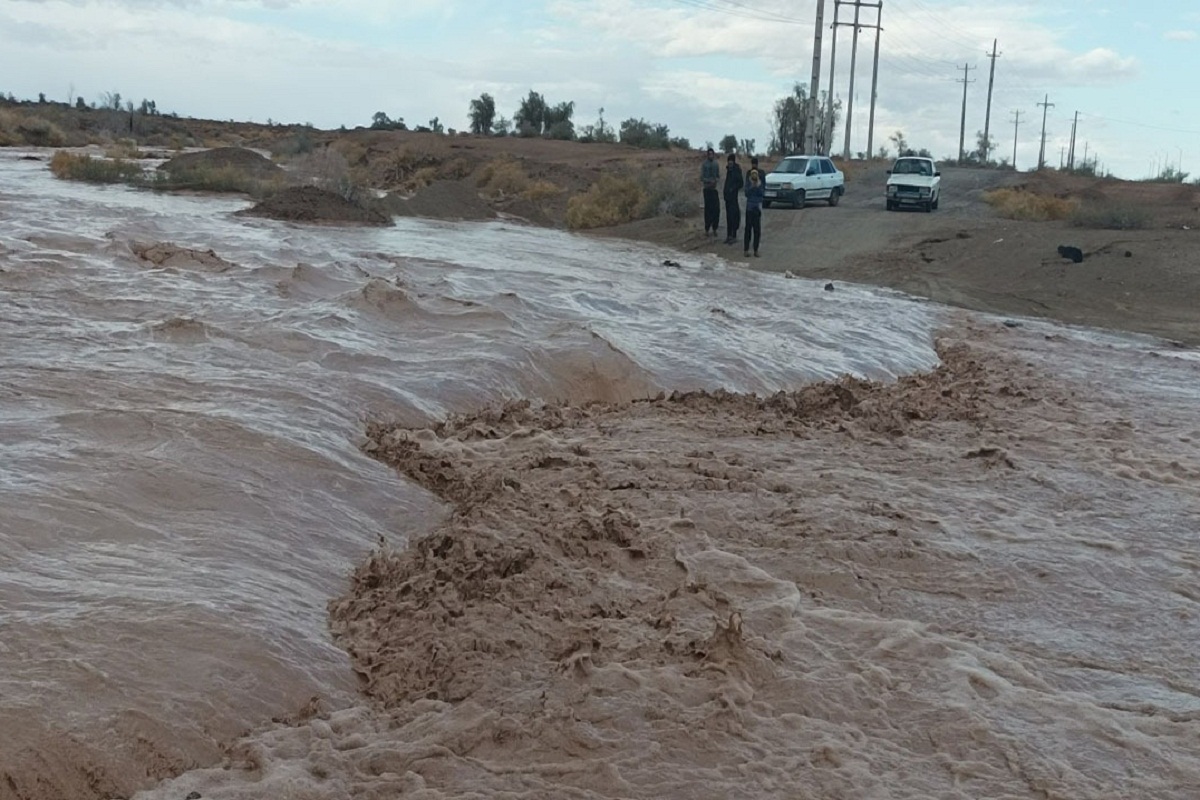 شکستن سد دهج در کرمان و حرکت آب به سمت انار +فیلم