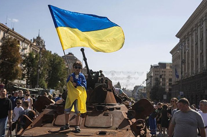 نمایش تانک‌های سوخته روسیه در اوکراین