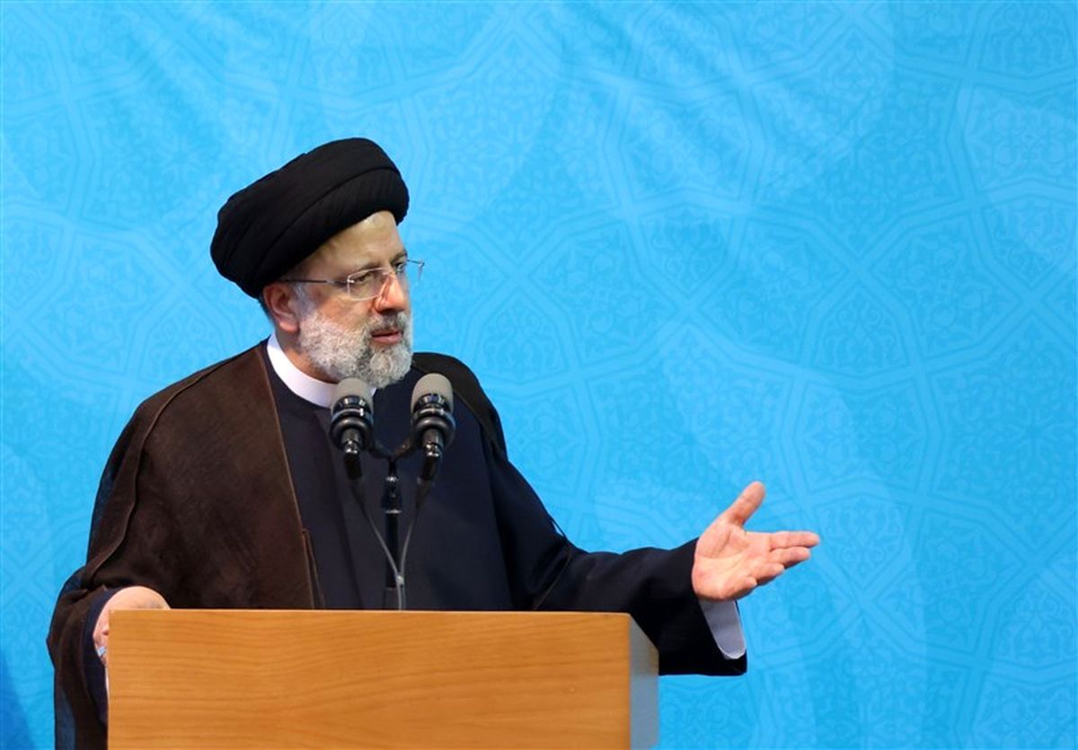 برخی با نیات منفعت‌گرایانه و مادی‌گرایانه به مردم خدمت می‌کنند