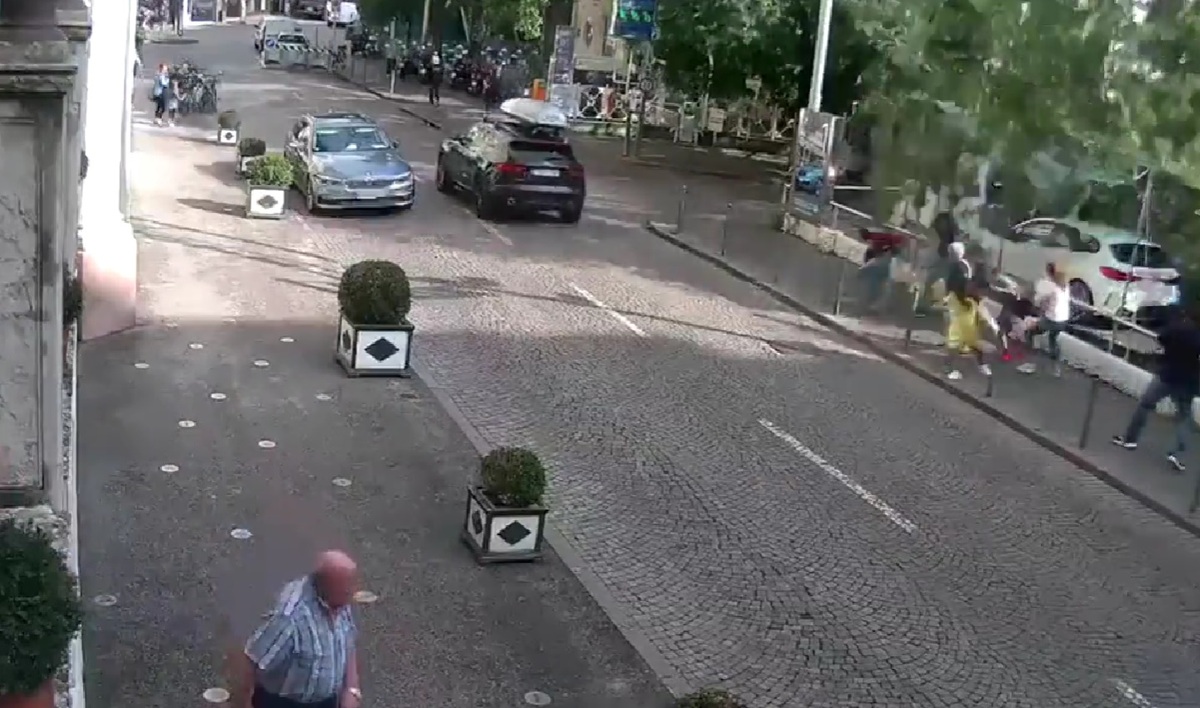 سقوط ناگهانی درخت روی عابران پیاده +فیلم