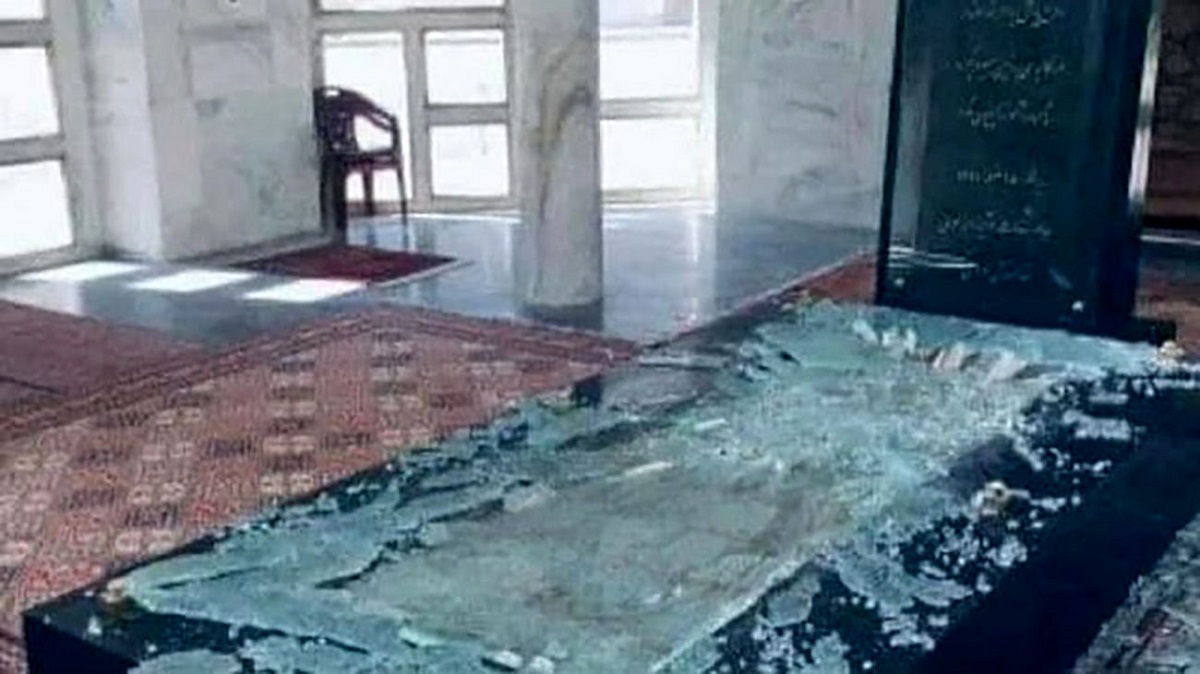 رفتار توهین آمیز عناصر طالبان در مزار احمدشاه مسعود +فیلم