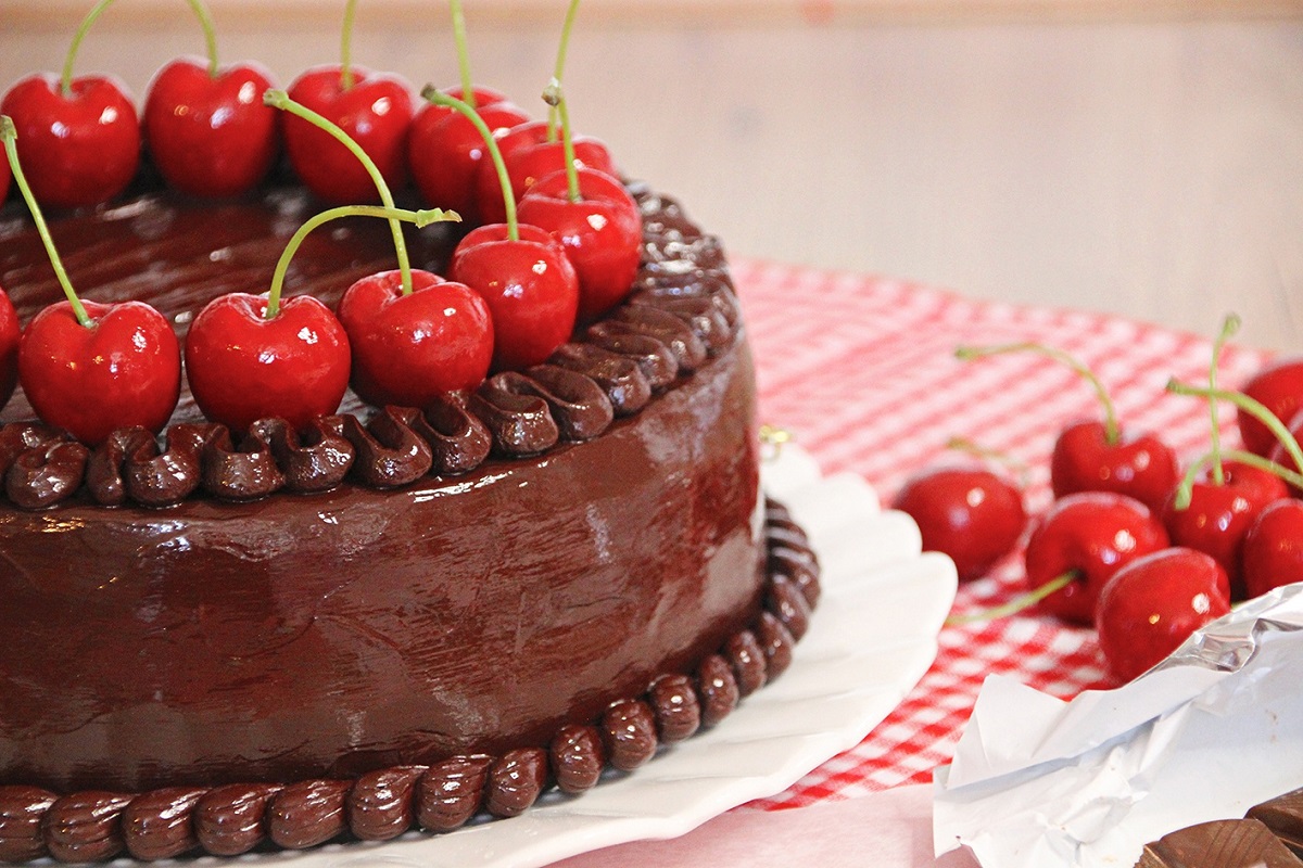 کیک شکلاتی آلبالویی کیک شکلاتی آلبالویی