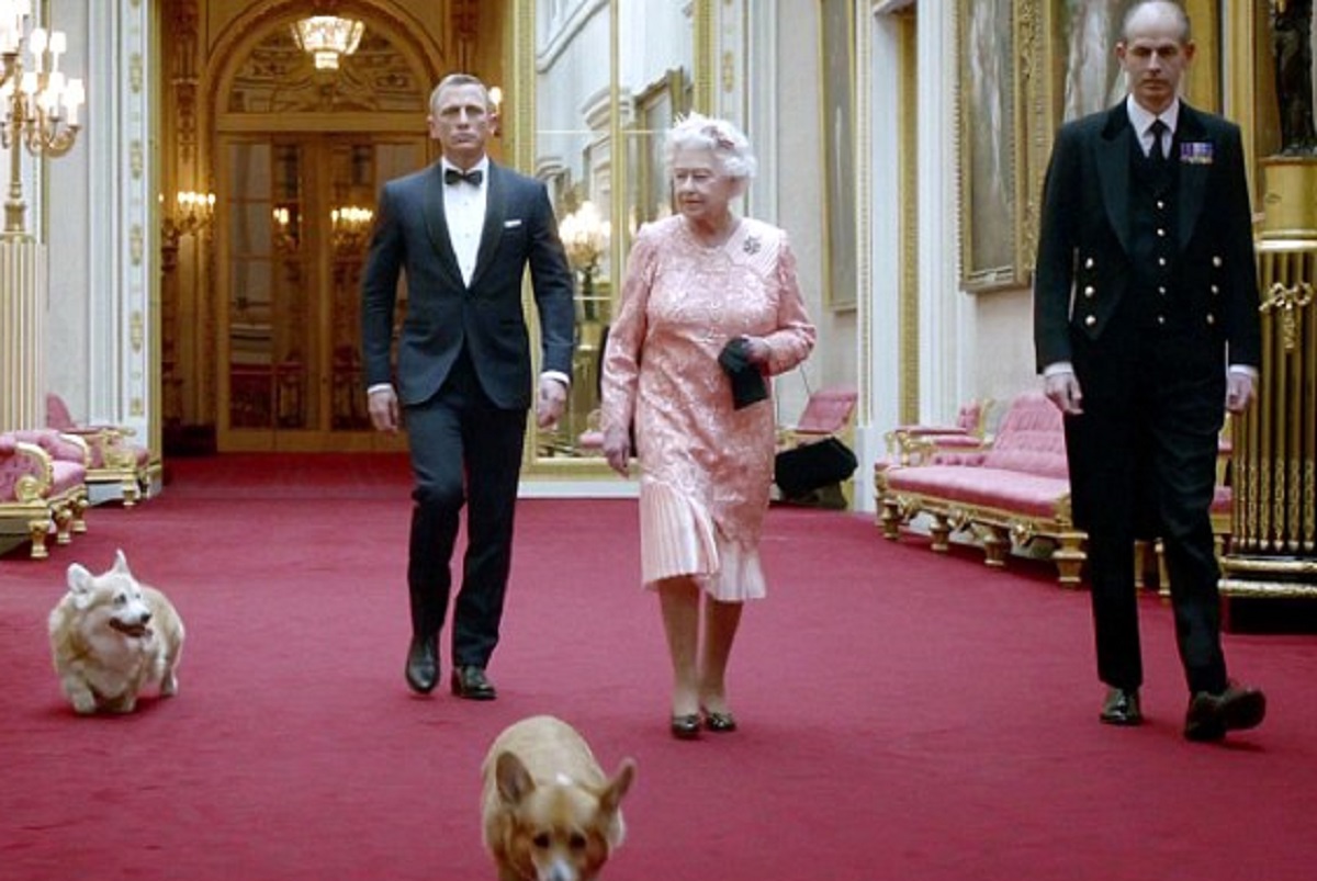 ملکه الیزابت و جیمز باند در تبلیغ المپیک لندن +فیلم