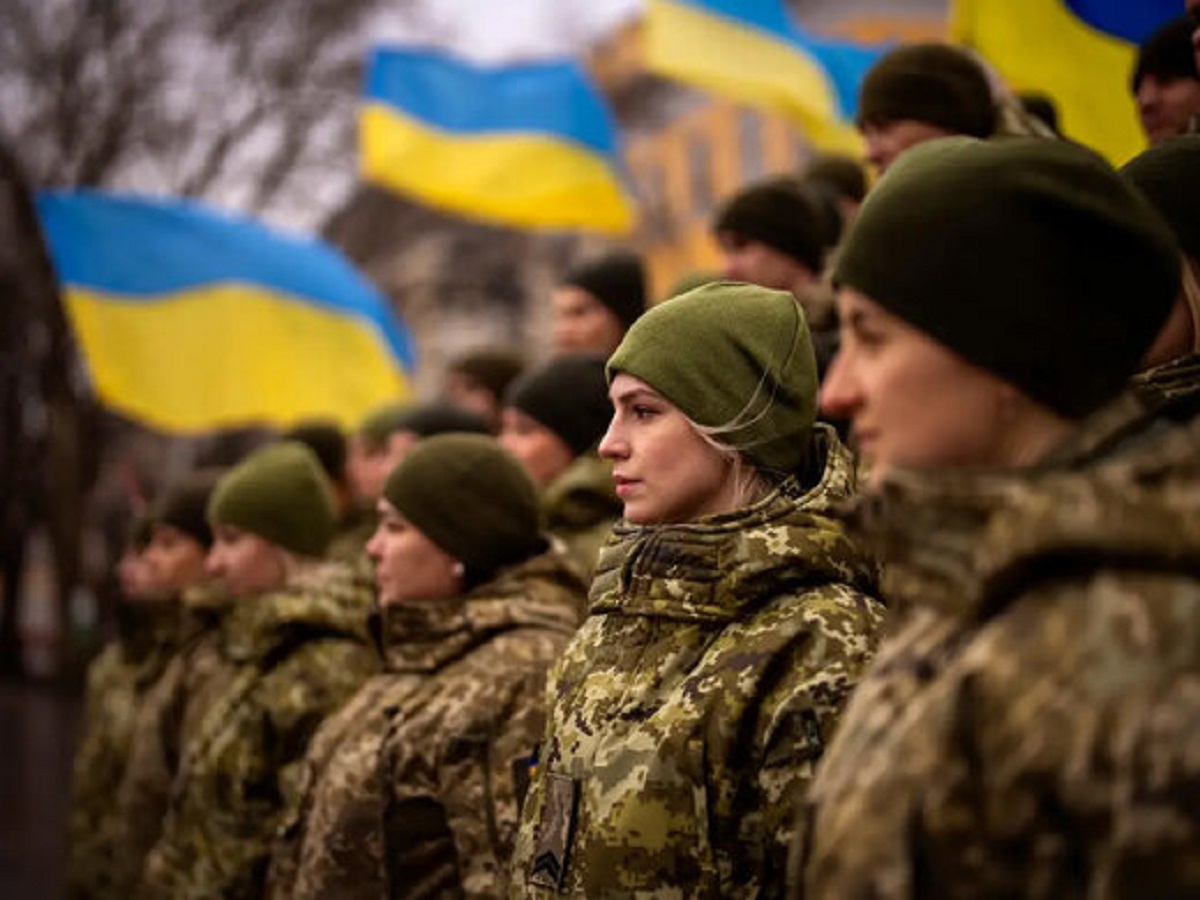 سرودخوانی دسته‌جمعی ارتش اوکراین پیش از عملیات +فیلم