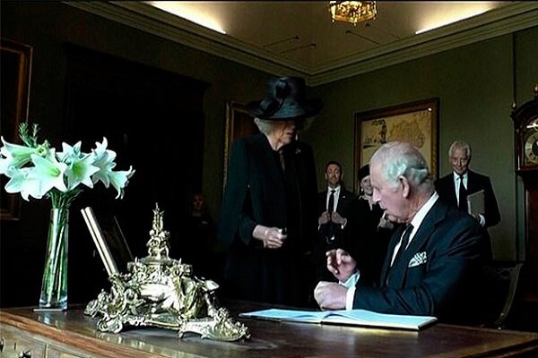 عصبانیت پادشاه چارلز از نشت جوهر خودنویس! +فیلم عصبانیت پادشاه چارلز از نشت جوهر خودنویس! +فیلم