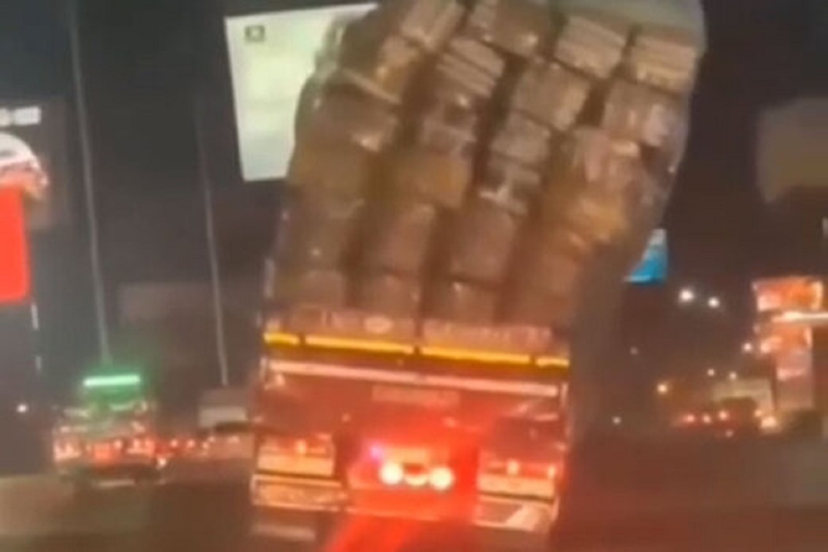 لحظه عجیب چپ شدن کامیون وسط اتوبان به دلیل بار اضافه +فیلم