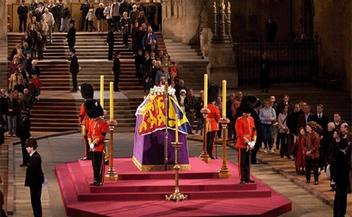 بیهوش شدن نیروی گارد سلطنتی بریتانیا هنگام برگزاری مراسم تشریفات تابوت ملکه! +فیلم