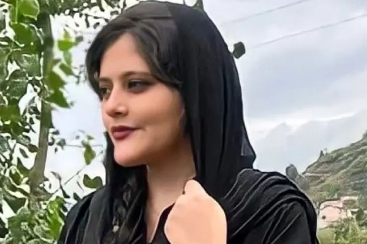 روشن کردن شمع در بلوار کشاورز تهران برای گرامیداشت یاد مهسا امینی +فیلم