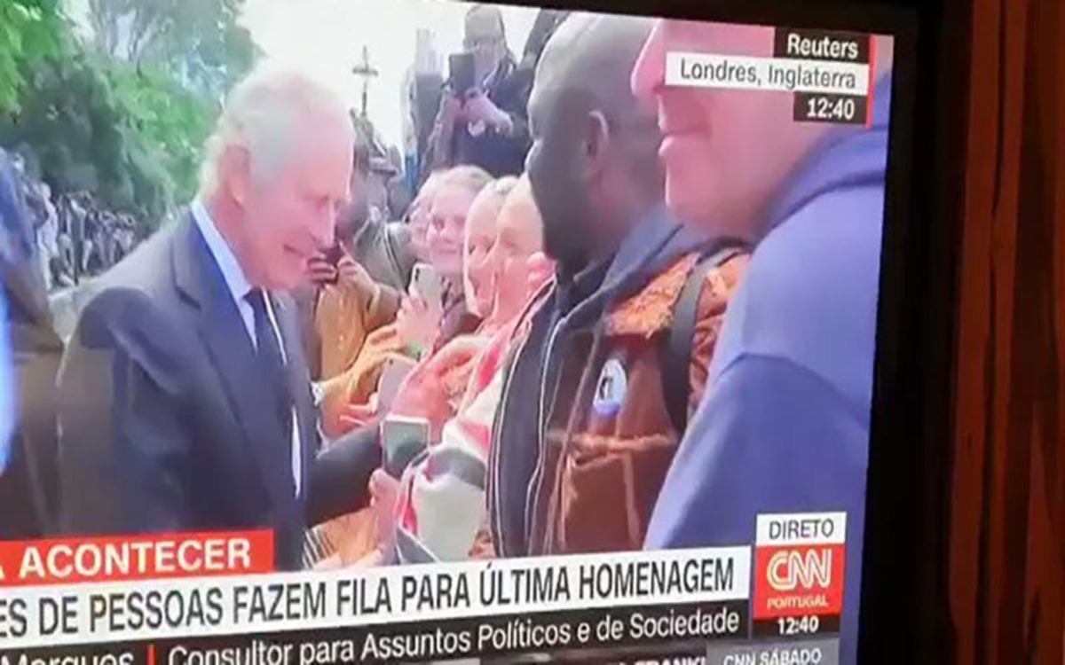 رفتار نژادپرستانه شاه انگلیس در مواجه با یک فرد سیاهپوست +فیلم رفتار نژادپرستانه شاه انگلیس در مواجه با یک فرد سیاهپوست +فیلم