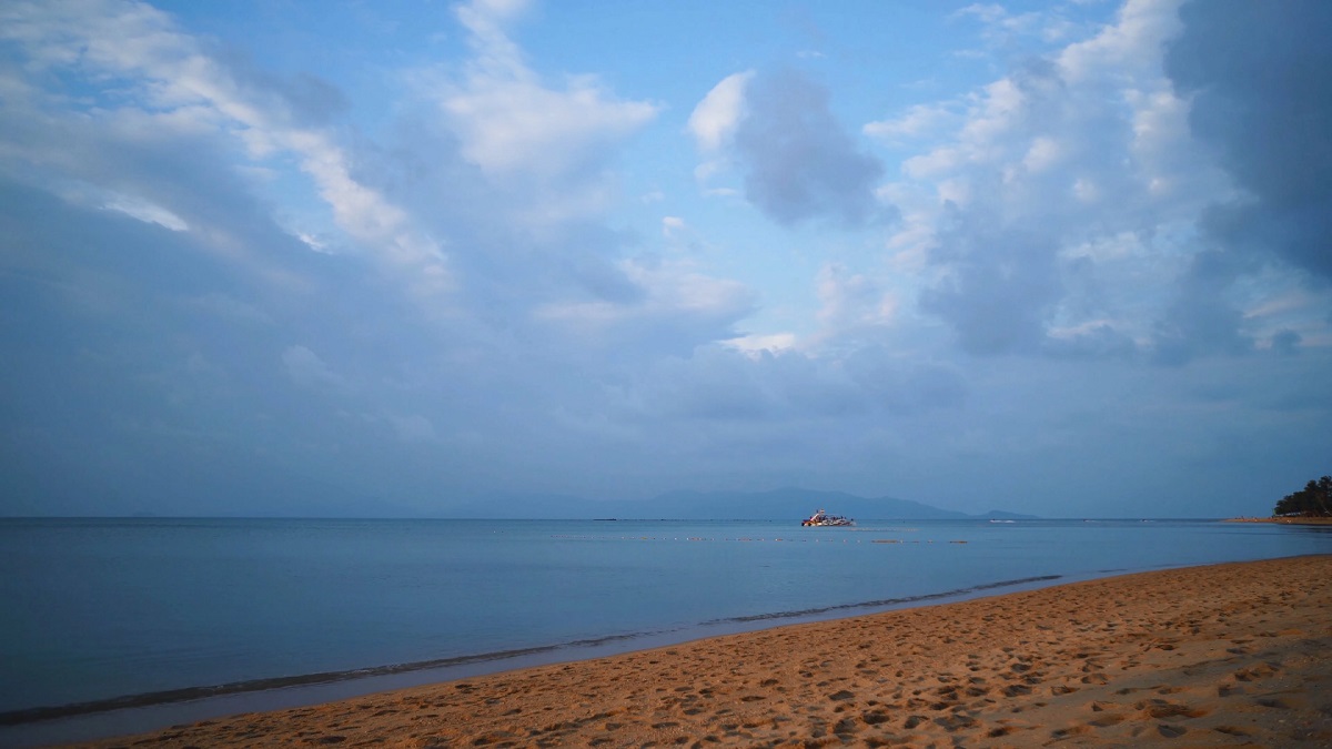 تصاویر تلخ از پرتاب جنازه یک کودک به داخل دریا توسط پدرش +فیلم تصاویر تلخ از پرتاب جنازه یک کودک به داخل دریا توسط پدرش +فیلم