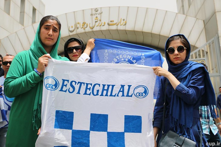 زنان استقلالی در ورزشگاه