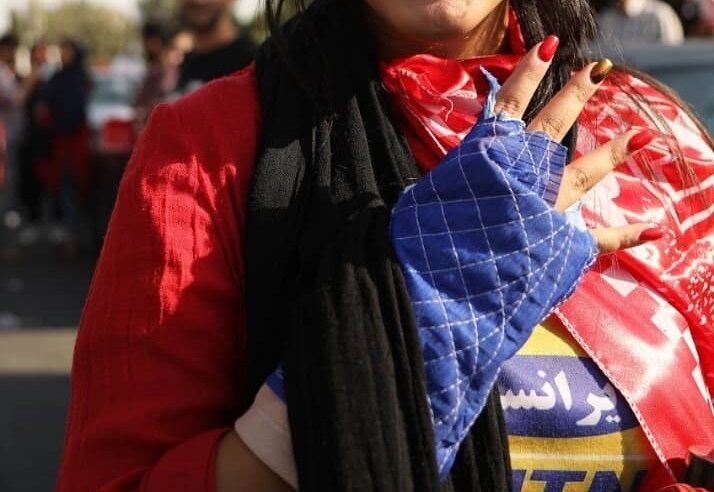 دختر پرسپولیسی کری‌خوانی استقلالی‌ها را تلافی کرد + عکس