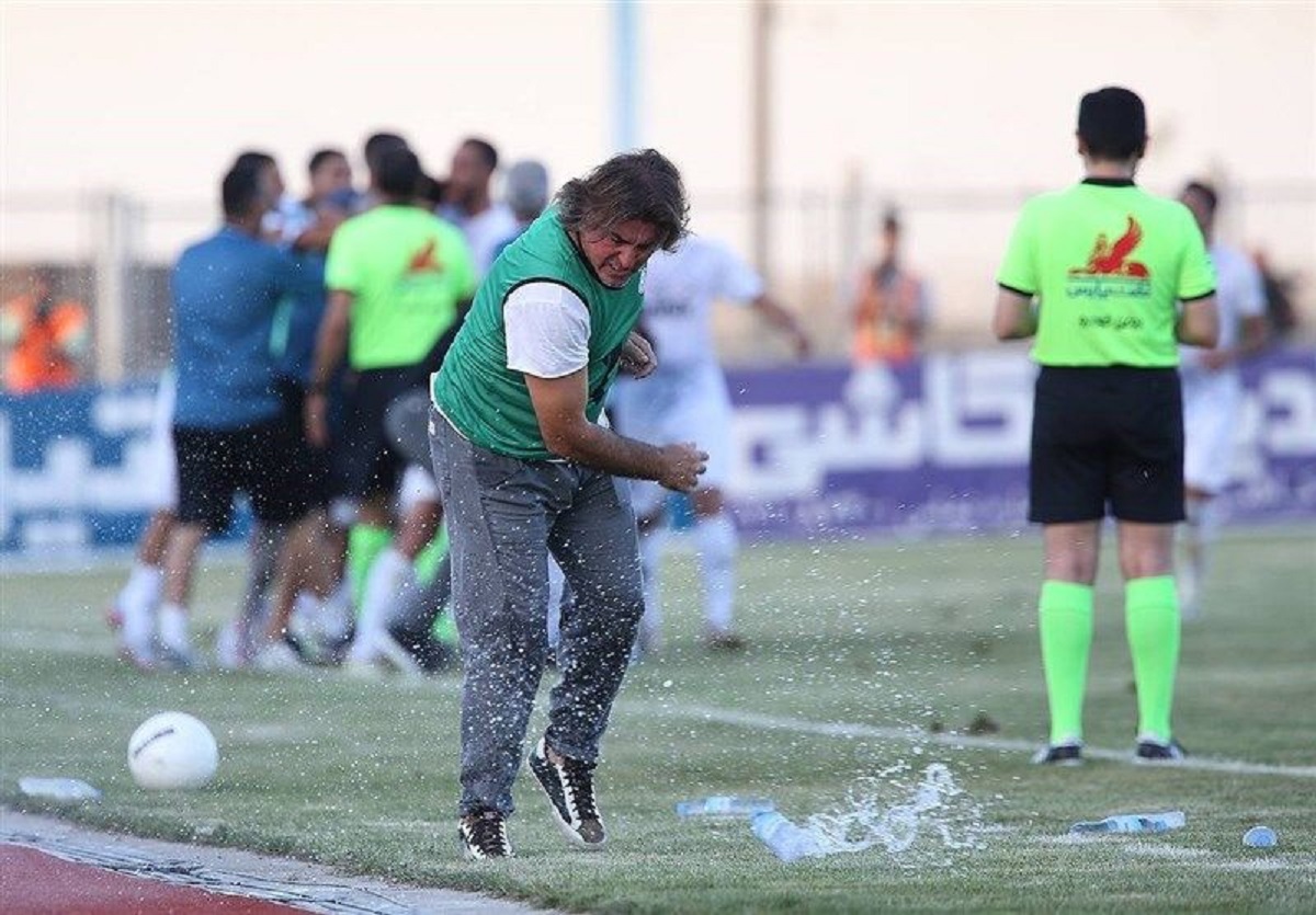 لگد ساپینتو در پایان معرکه و درگیری بازی استقلال +فیلم