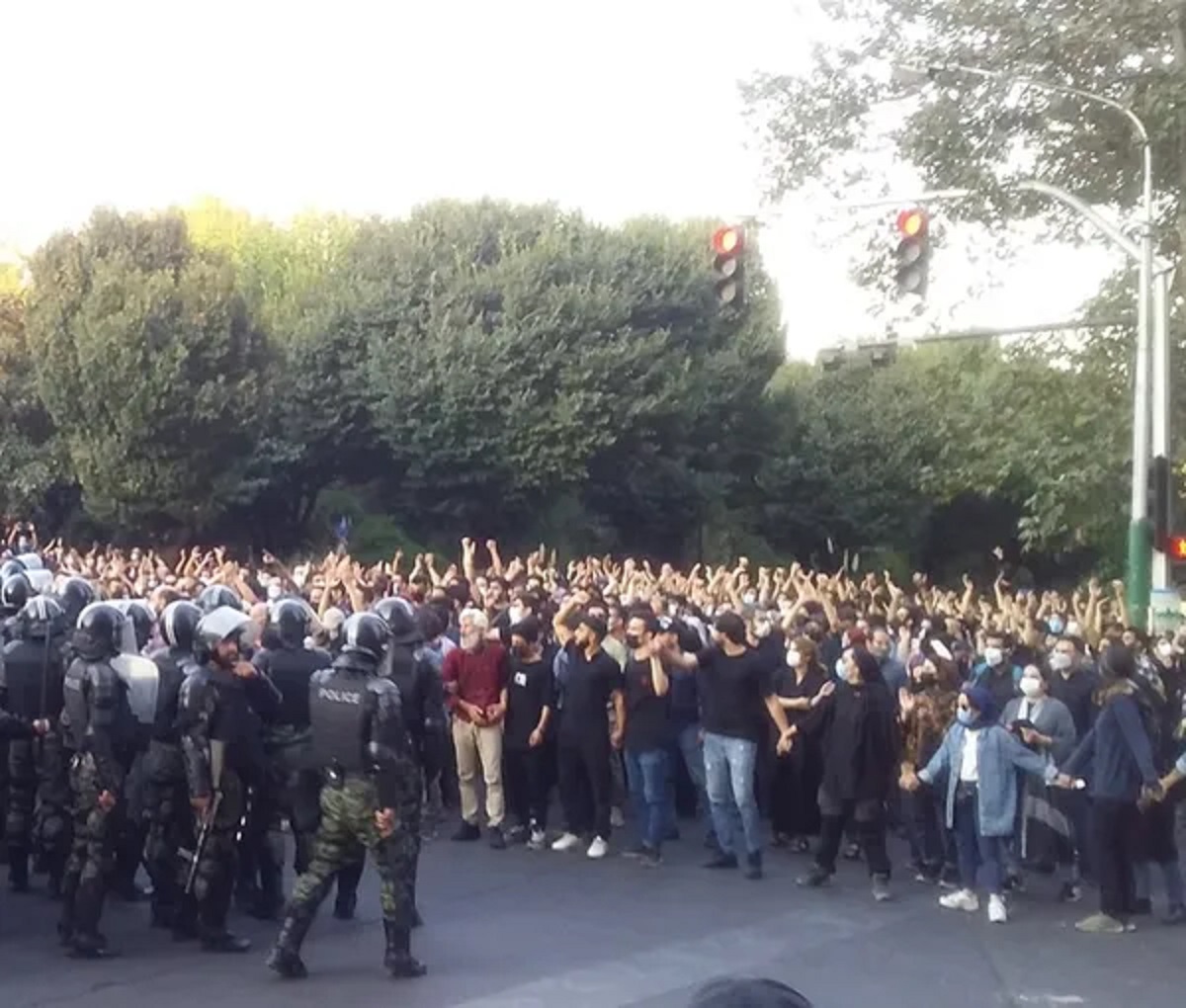 روزنامه کیهان: به مامورانی که با معترضان برخورد می‌کنند مدال بدهید!