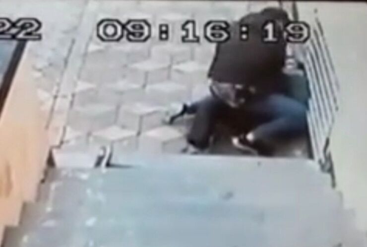 لحظه حمله مهاجم به سفیر ایران در دانمارک + فیلم لحظه حمله مهاجم به سفیر ایران در دانمارک + فیلم