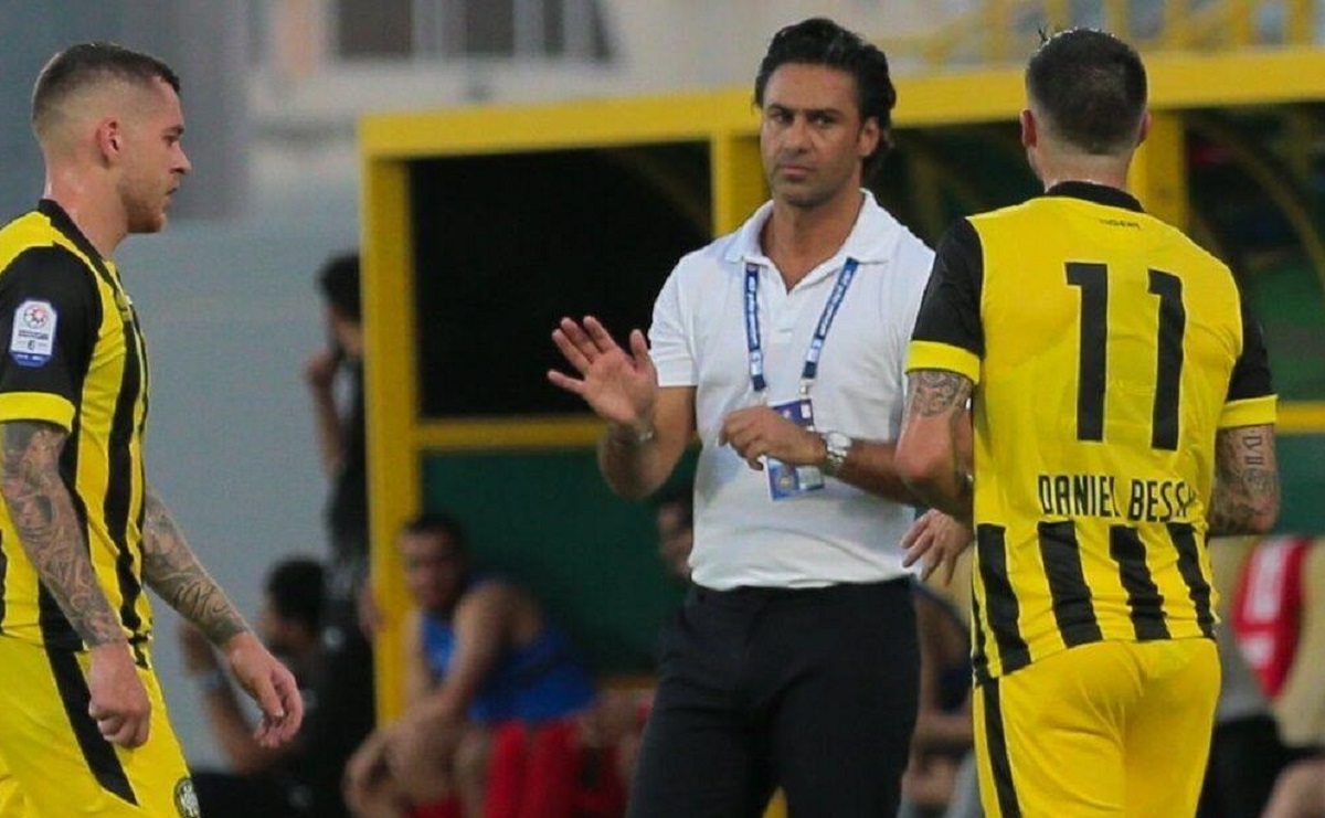 هجوم تماشاگران اماراتی برای گرفتن سلفی با فرهاد مجیدی +فیلم