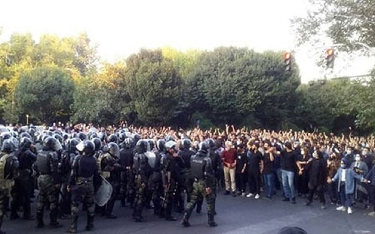 روزنامه صداوسیما: وقت گفتگو نیست، وقت برخورد امنیتی است روزنامه صداوسیما: وقت گفتگو نیست، وقت برخورد امنیتی است