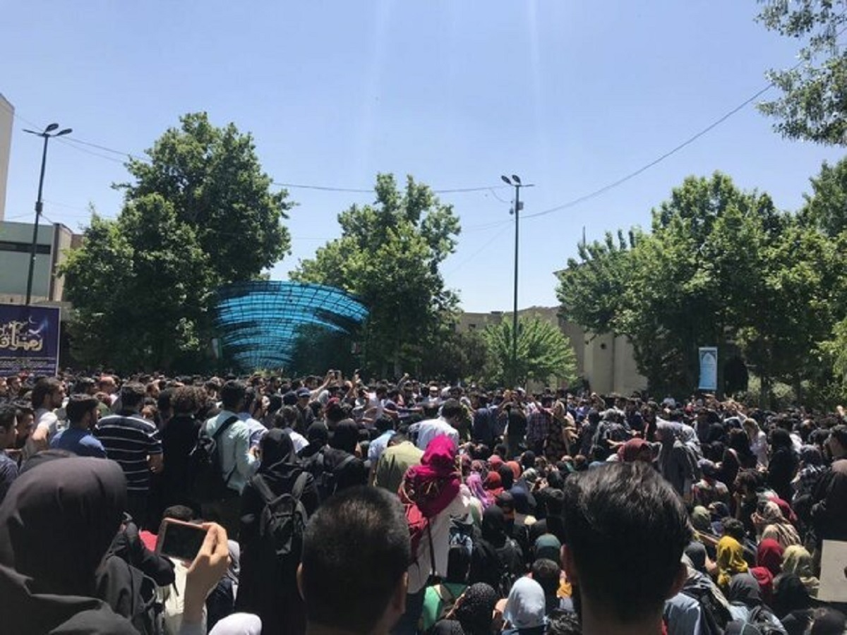 وضعیت خیابان‌های اطراف دانشگاه تهران ملتهب است/ صدای بوق ممتد از خیابان انقلاب به گوش می‌رسد
