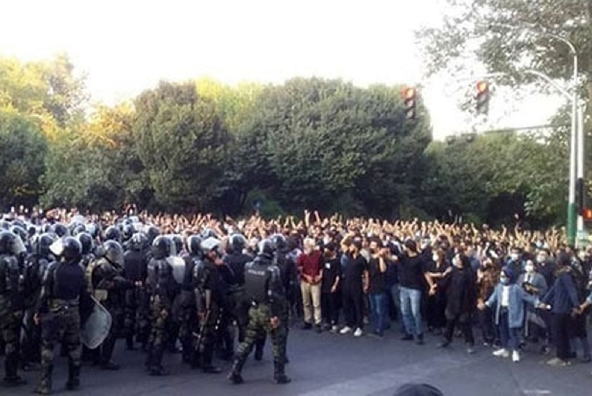 در فضای مجازی، جمهوری اسلامی سرنگون شده/ بروید بیرون امنیتی که جمهوری اسلامی ایجاد کرده ببینید