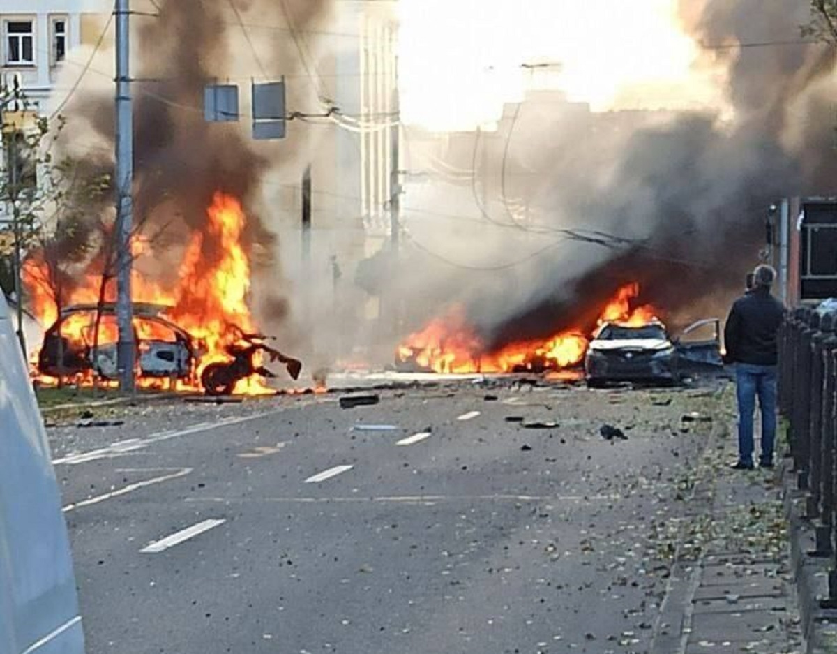 لحظه اصابت موشک‌های روسی به شهر کی‌یف +فیلم